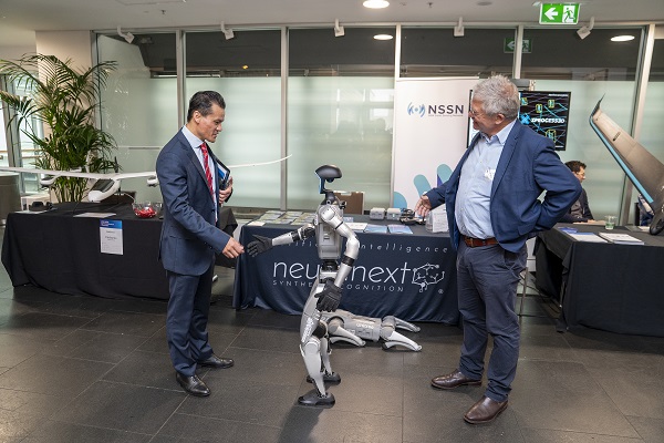 Minister Chanthivong meets a robot at the 2025 NSW Commercialisation Showcase.